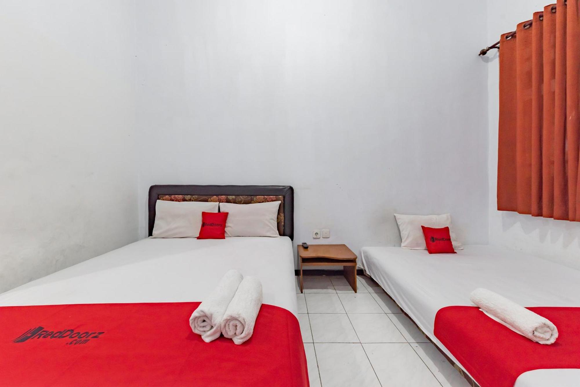 Reddoorz At Ciliwung Guest House Syariah Маланг Экстерьер фото